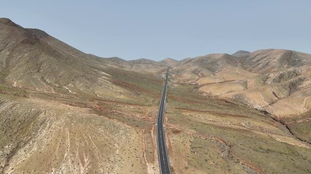 survol des zones semi d&eacute;sertiques de Fuerteventura dans l'archipel des Canaries