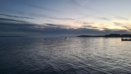 Etrange spectacle de mer d'huile sur le Bassin d'Arcachon, avec l'eau du Bassin prenant la couleur bleu-grise du ciel (plage de Claouey, Presqu'île du Cap Ferret) © Arnaud