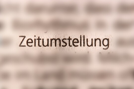 Der Begriff " Zeitumstellung " in der Zeitung gedruckt und durch Umgebungsunsch&auml;rfe betont