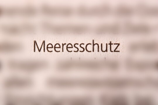 Der Begriff " Meeresschutz " in der Zeitung gedruckt und durch Umgebungsunsch&auml;rfe betont