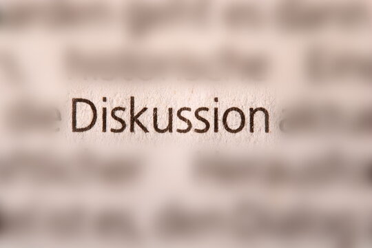Der Begriff " Diskussion " in der Zeitung gedruckt und durch Umgebungsunsch&auml;rfe betont