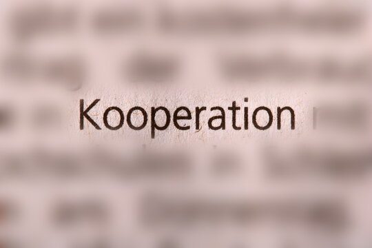 Der Begriff " kooperation " in der Zeitung gedruckt und durch Umgebungsunsch&auml;rfe betont