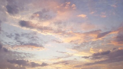 Obraz premium Dramatic sunrise sky with golden clouds over serene landscape horizon at dawn