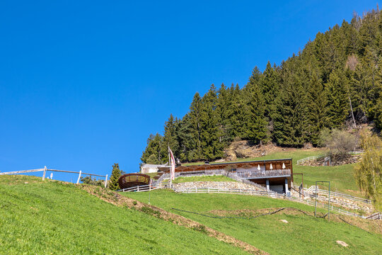 Aussichtsplattform Hochmuth auf dem Weg zum Mutkopf &uuml;ber Meran, S&uuml;dtirol