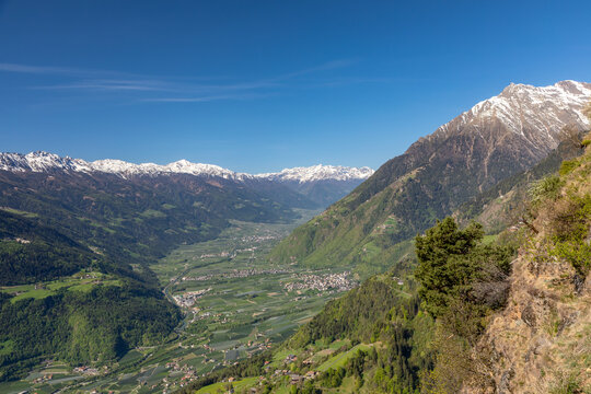 Blick von Hochmuth &uuml;ber Meran ins Vinschgau, S&uuml;dtirol