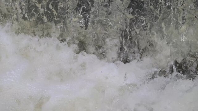 Cascata naturale nel fiume