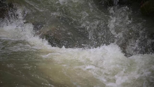 Cascata naturale nel fiume