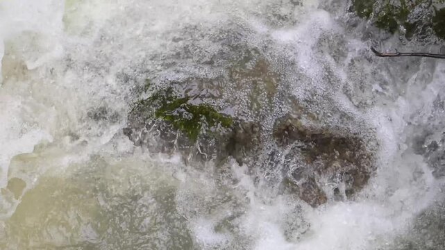 Cascata naturale nel fiume