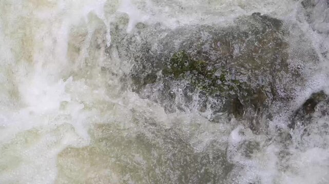 Cascata naturale nel fiume