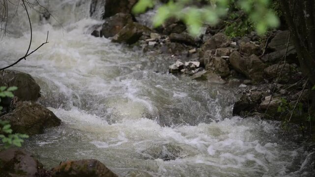Cascata naturale nel fiume