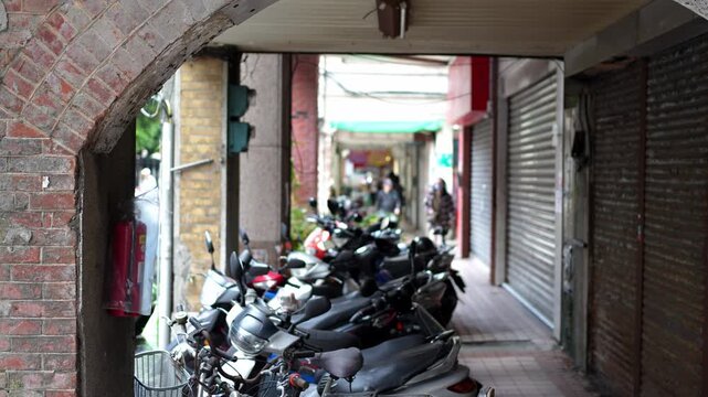 台北の屋根付き歩道と駐車されているたくさんのバイク