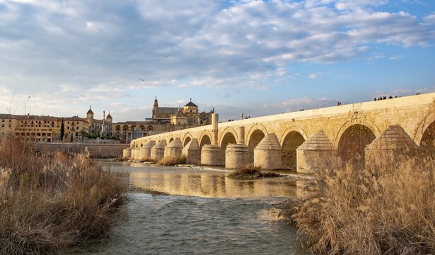 Puente Romano, Roman bridge over Rio Guadalquivir, behind Mezquita, Catedral de C&oacute;rdoba, Cordoba, Andalusia, Spain