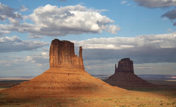 Evening Light, Table Mountains West Mid Butte, East Mid Butte, Monument Valley, Navajo Tribal Park, Navajo Nation Reservation, Arizona, Utah, USA