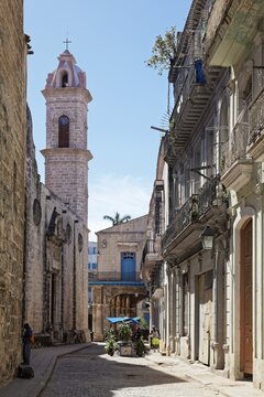 Narrow cobblestone street, Cathedral clock tower, Catedral de la Virgen Mar&iacute;a de la Concepci&oacute;n Inmaculada, Capital, Old Havana, Havana Province, Greater Antilles, Caribbean, Cuba