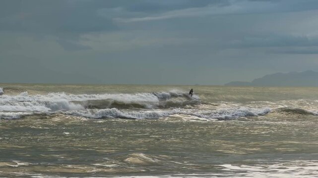 surfisti sulle onde del mare a viareggio in italia