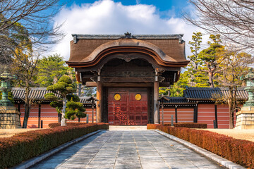 Fototapeta premium 神奈川県横浜市 青空と参道の奥に建つ總持寺の向唐門（勅使門）と築地塀