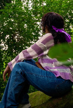 Mujer sentada explorando un entorno natural