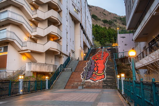 栃木県日光市 夕暮れの温泉街に浮かび上がる鬼怒川温泉・ふれあい橋の鬼怒太の階段アート