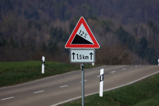 A road sign indicating a descent with a percentage indicated