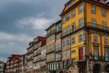 Obraz premium Colorful Traditional Buildings Along Porto Riverside, Portugal