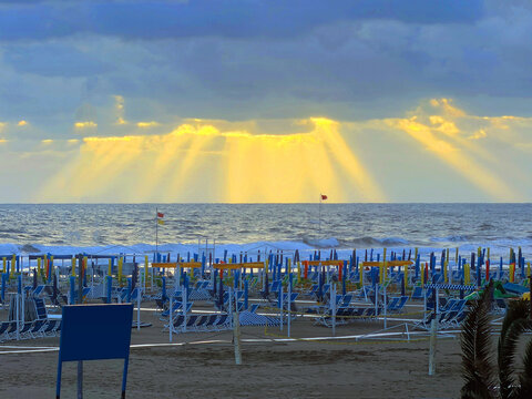 spiaggia di viareggio con ombrelloni al tramonto