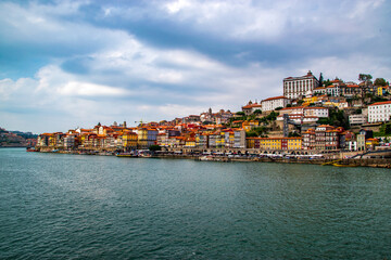 Obraz premium Porto Riverside Skyline at Sunset Along Douro River