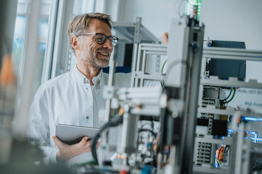 Scientist working with sorting machine in modern laboratory