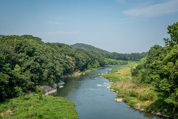 Fototapeta premium 夏の寄居町・荒川を望む緑豊かな渓谷風景