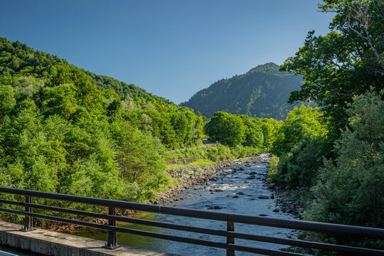 初秋の只見川と橋から望む清流と山々の風景（新潟県魚沼市）