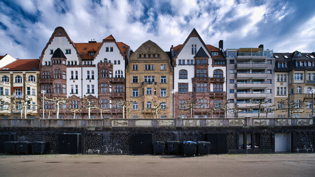 Rheinuferpromenda D&uuml;sseldorf-historische Geb&auml;ude