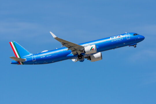 Avi&oacute;n de l&iacute;nea de color azul Airbus A321 neo de la aerol&iacute;nea ITA - Italia Trasporto Aereo despegando en el aeropuerto de Madrid con matr&iacute;cula EI-HXH.