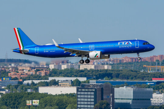 Avi&oacute;n de l&iacute;nea de color azul Airbus A321 neo de la aerol&iacute;nea ITA - Italia Trasporto Aereo despegando en el aeropuerto de Madrid con matr&iacute;cula EI-HXH.
