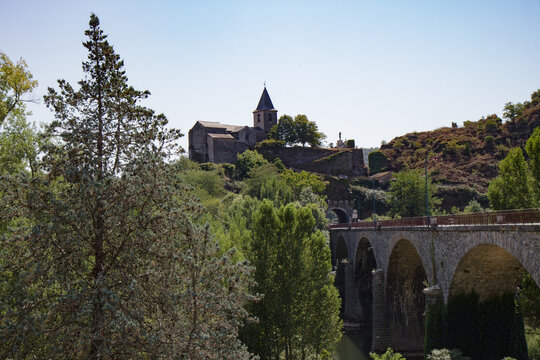 Ambialet, village medieval sur un meandre du Tarn avec priorat roman sur un promontoire, paysage naturel Occitanie France