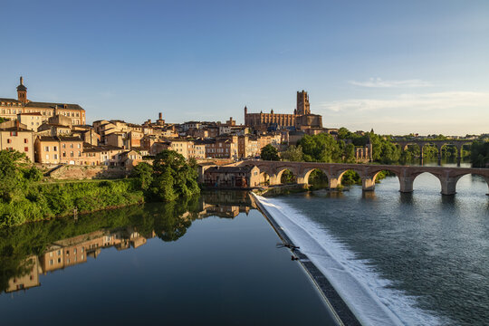 Carte postale d Albi, vue classique depuis le Tarn avec pont-vieux et cathedrale Sainte-Cecile, patrimoine UNESCO Occitanie France