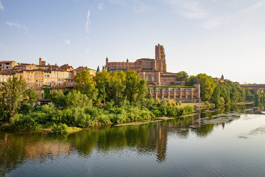 Albi historique, cathedrale Sainte-Cecile et vieux quartier vus depuis le Tarn, architecture medievale et nature, Occitanie France patrimoine UNESCO