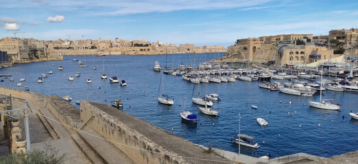 Grand Harbour de La Valette a Malte, marina avec bateaux et architecture historique, vue aerienne du port mediterraneen © MediaPro