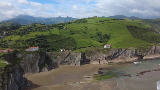 La plage d'Itzurun &agrave; Zumaia, Pays basque, site de tournage de la s&eacute;rie le tr&ocirc;ne de fer, vue a&eacute;rienne