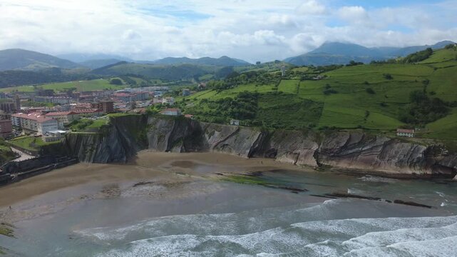 La plage d'Itzurun &agrave; Zumaia, Pays basque, site de tournage de la s&eacute;rie le tr&ocirc;ne de fer, vue a&eacute;rienne