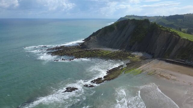 La plage d'Itzurun &agrave; Zumaia, Le Flysch, vue a&eacute;rienne