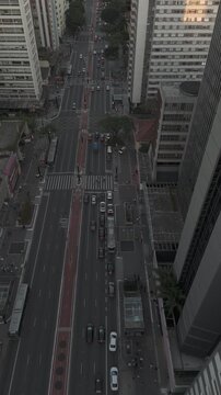 Avenida paulista ao p&ocirc;r do sol