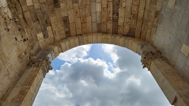 The monumental city gate of ancient Anavarza in Kozan, Adana, is a magnificent three-arched Roman triumphal arch built in the 3rd century, featuring Corinthian capitals and intricate stonework.
