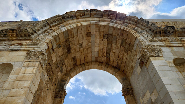 The monumental city gate of ancient Anavarza in Kozan, Adana, is a magnificent three-arched Roman triumphal arch built in the 3rd century, featuring Corinthian capitals and intricate stonework.