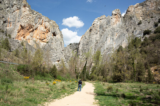 Paisaje con el camino para el desfiladero de la Yecla. Burgos.