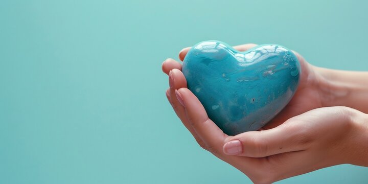 C&oelig;ur turquoise tenu d&eacute;licatement dans les mains, cadeau symbolique f&ecirc;te des p&egrave;res, geste d'amour et de protection, soutien sant&eacute;, bien-&ecirc;tre &eacute;motionnel, concept de don et de