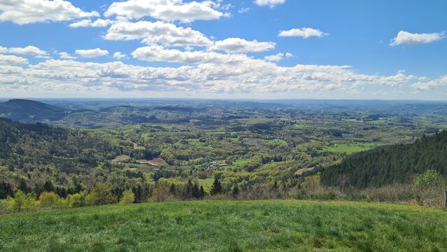 Les beaux paysages bocagers et verdoyants de la plaine corr&eacute;zienne vus depuis le sommet du Suc au May un bel apr&egrave;s-midi de printemps (Limousin)