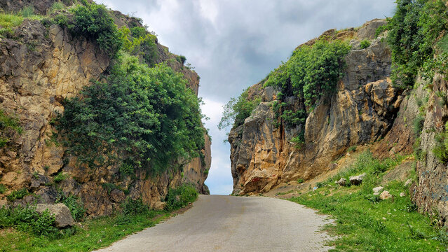 The legendary &ldquo;Ali Kesii&rdquo; passage at ancient Anavarza in Kozan, Adana, is a dramatic rock-cut gateway linked to the tale of Hz. Ali and his horse D&uuml;ld&uuml;l