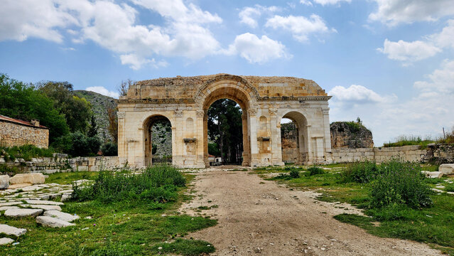 The unique three-arched Victory Gate to the ancient Anavarza city in Dilekkaya village of Kozan district in Adana province (Turkey). Once marked the entrance to one of largest Roman cities in the anci