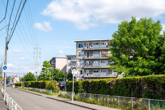 青空と緑あふれる団地のある風景
