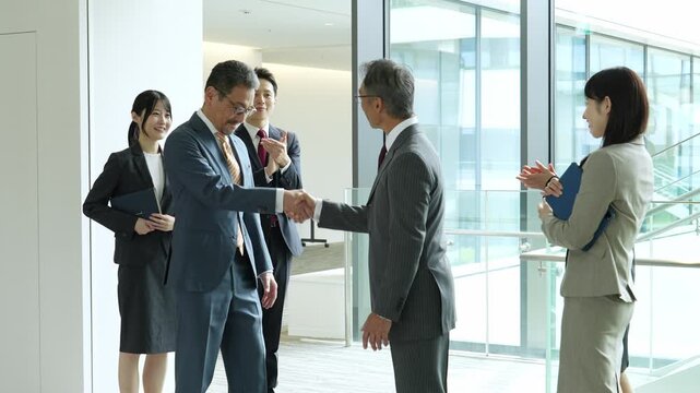 握手　提携　合意　会議