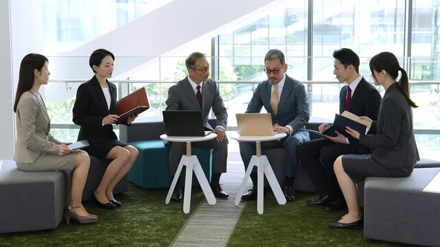 会議　ミーティング　ビジネスパーソン